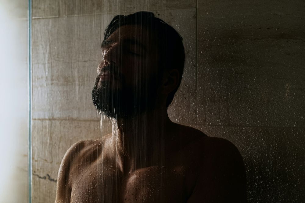 Takdusj: Komfort, design og funksjon på badet